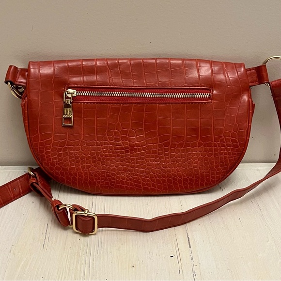 Women’s Bebe Handbag Belt bag Purse In Red Faux Crocodile Pattern Gold Hardware - Picture 7 of 13
